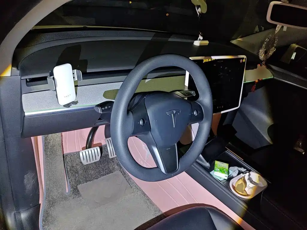 Tesla Model Y — миниатюра 5