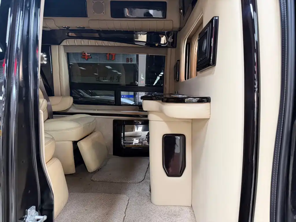 GMC Savana — миниатюра 5