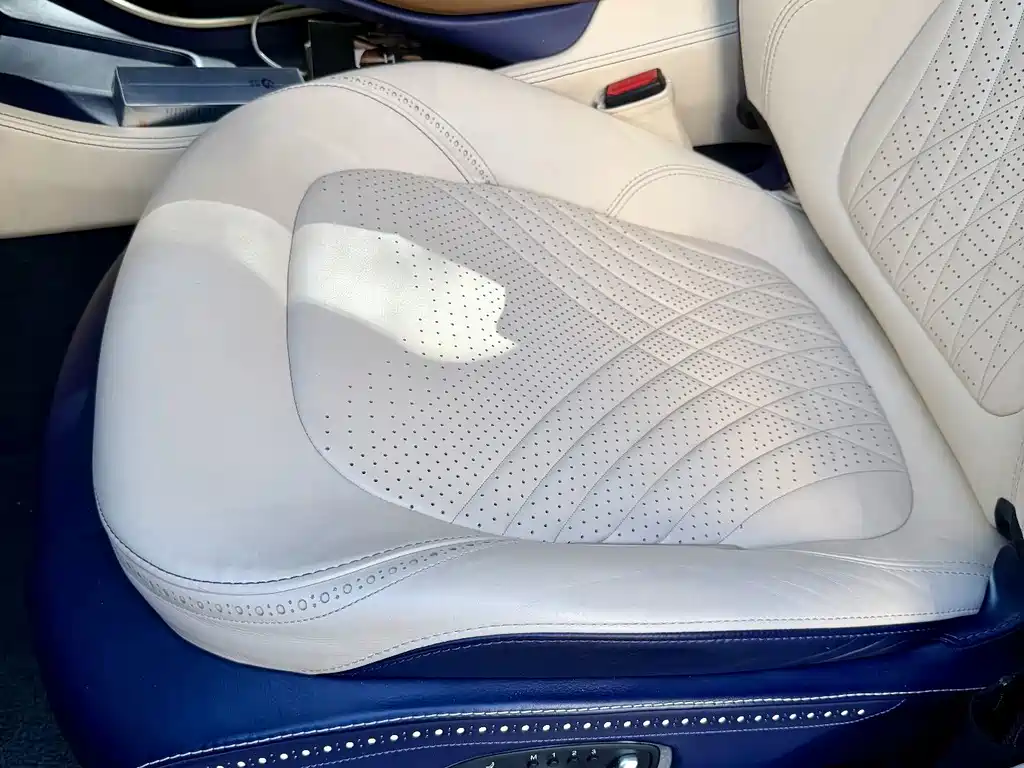 Aston Martin DBX — миниатюра 7