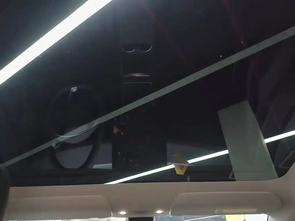 Tesla Model Y — миниатюра 18