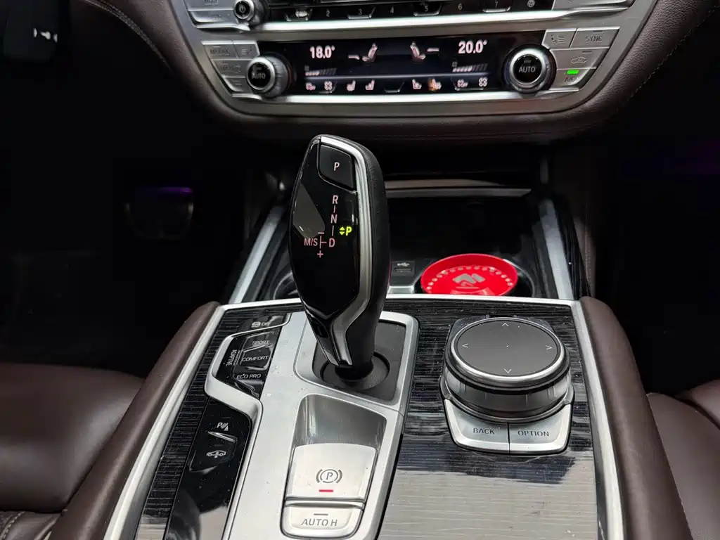 BMW 7 Series — миниатюра 11