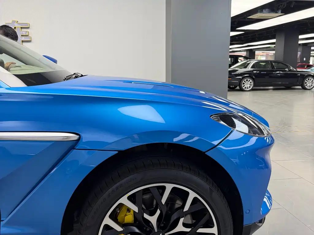 Aston Martin DBX 2024 4.0T V8