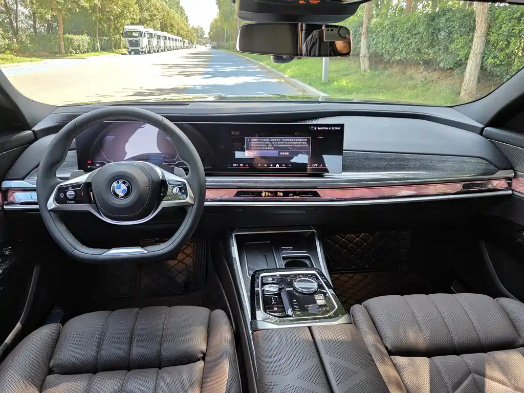 BMW 7 Series — миниатюра 6