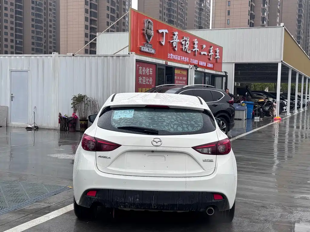 Mazda Mazda3 3 2014 1.5L AT Luxury