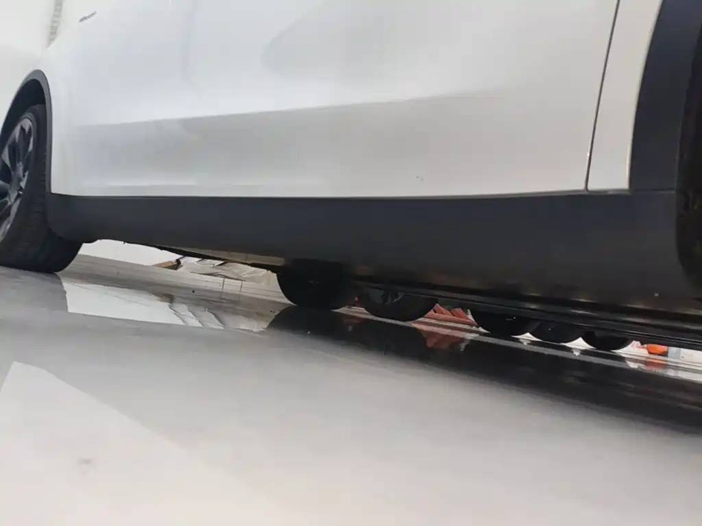 Tesla Model Y — миниатюра 21