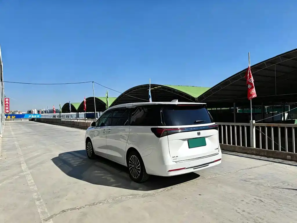Buick GL8 Hybrid — миниатюра 4