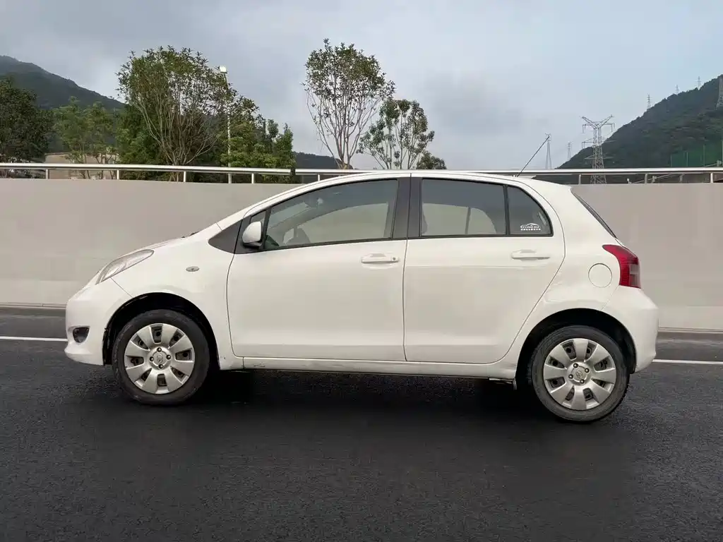 Toyota Yaris — миниатюра 8
