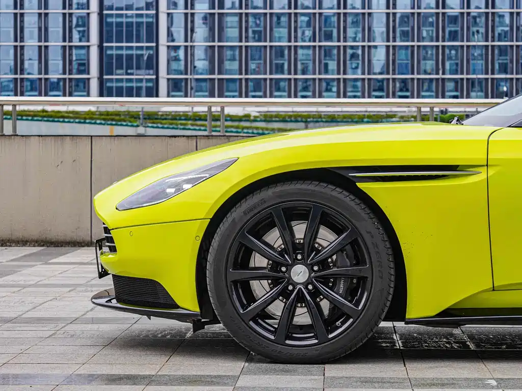 Aston Martin DB11 — миниатюра 8