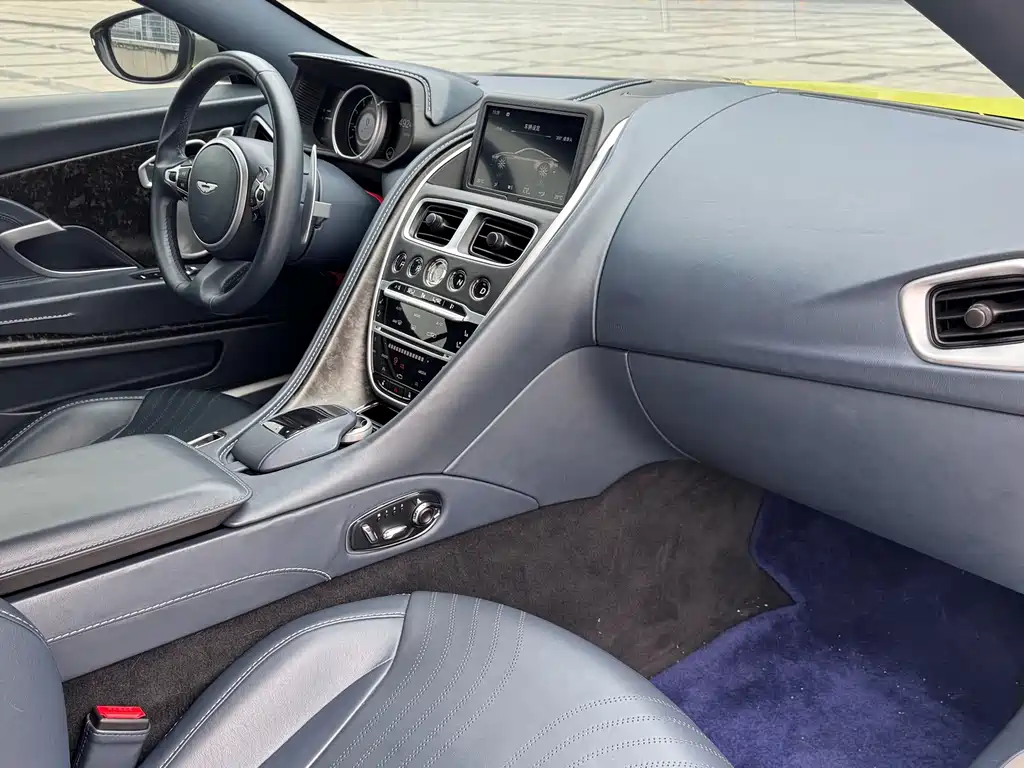 Aston Martin DB11 — миниатюра 13