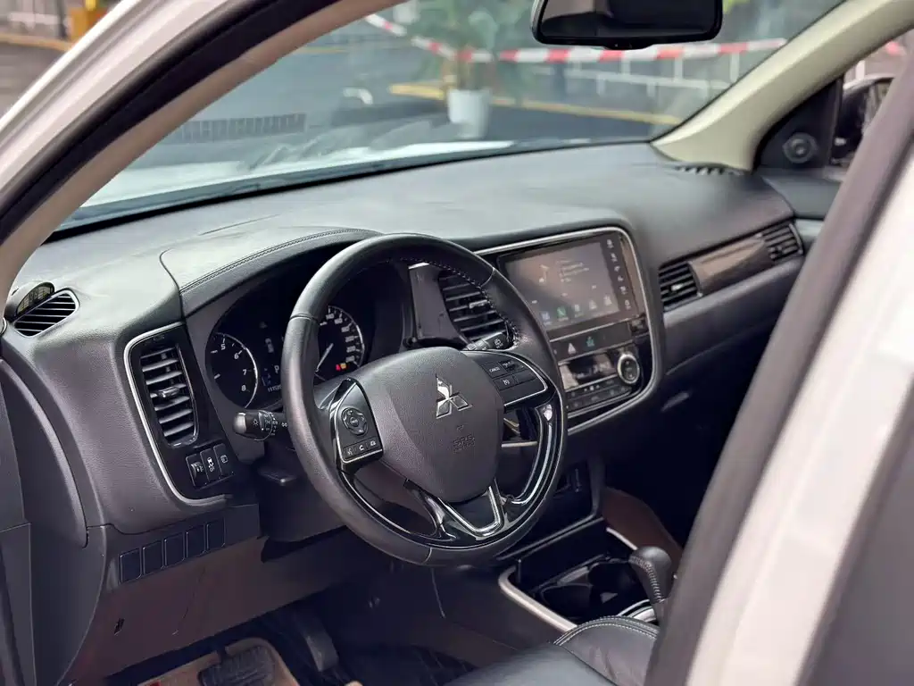 Mitsubishi Outlander — миниатюра 4
