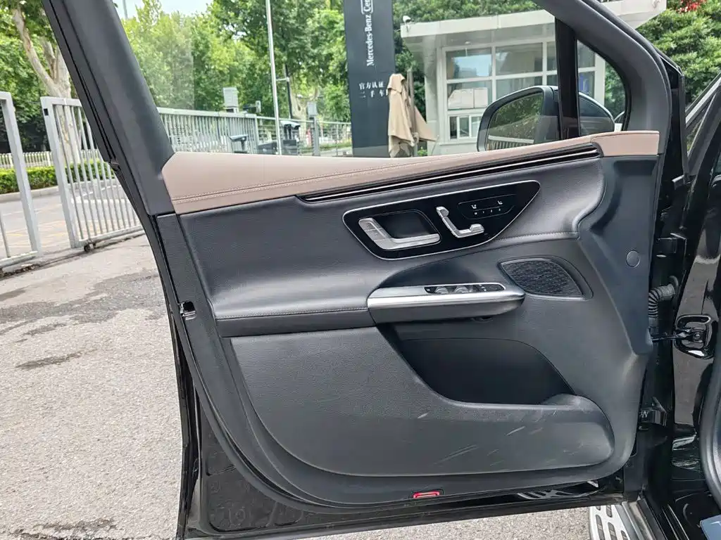 Mercedes-Benz EQE SUV — миниатюра 11