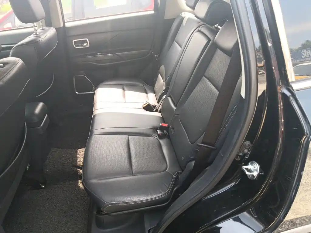 Mitsubishi Outlander — миниатюра 13