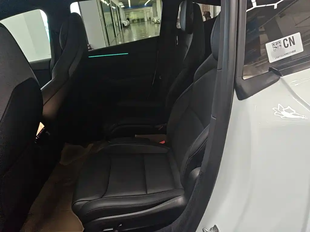 Tesla Model Y L — миниатюра 13
