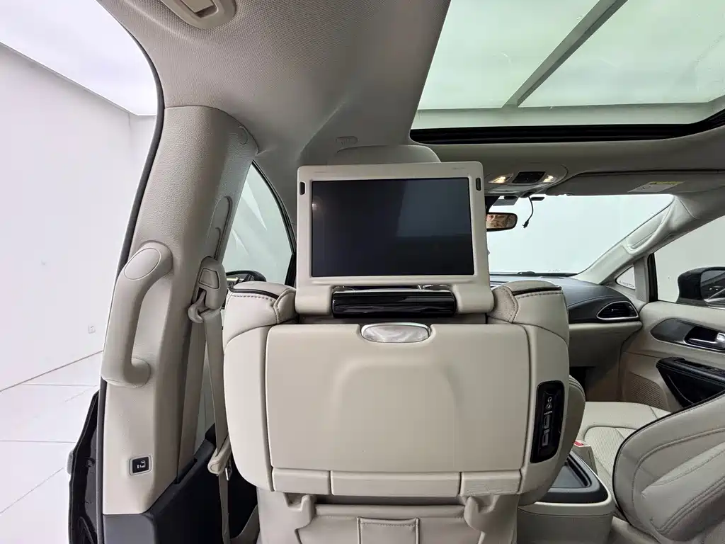 Chrysler Grand Voyager PHEV (Import) — миниатюра 5