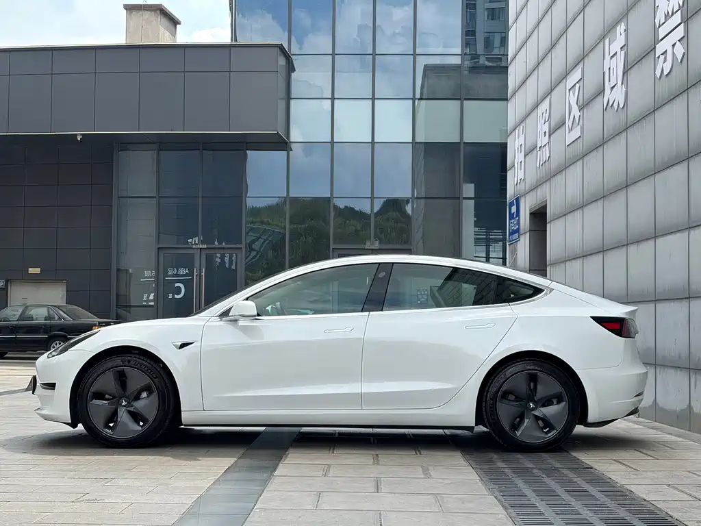 Tesla Model 3 — миниатюра 7