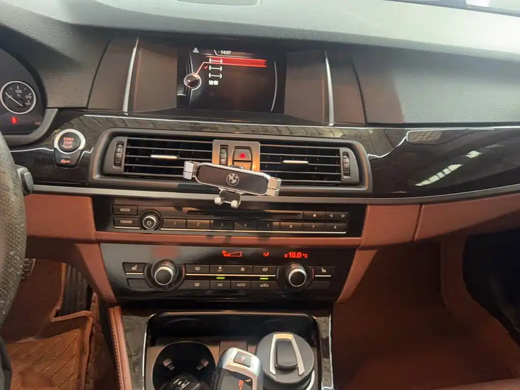 BMW 5 Series — миниатюра 5