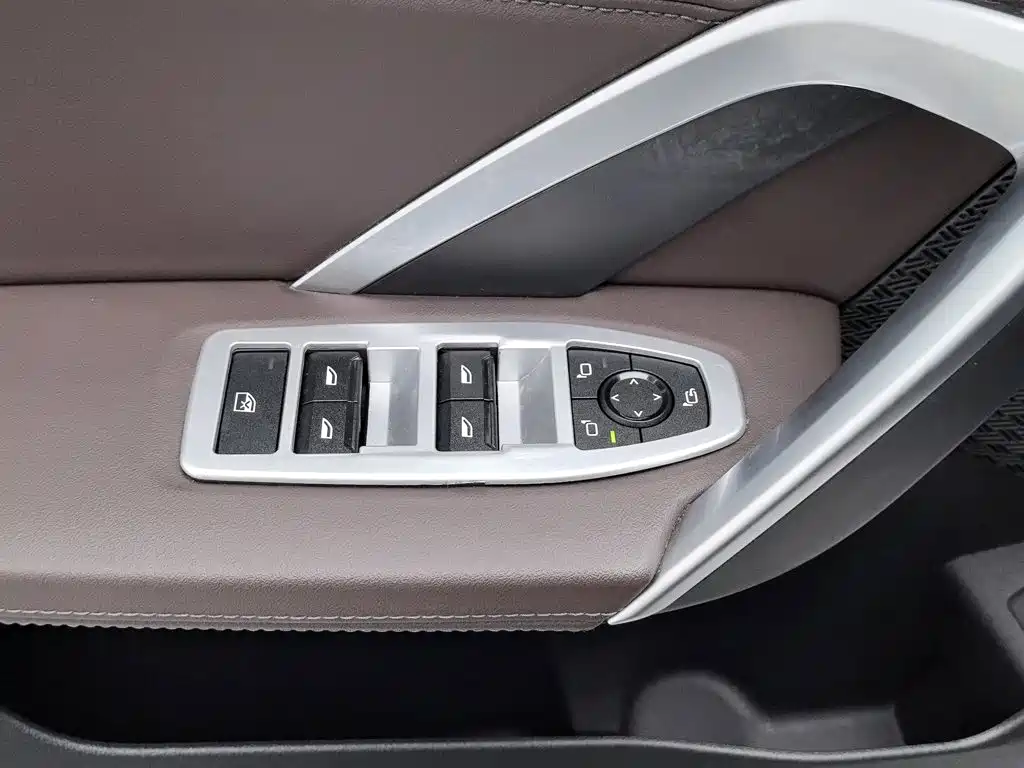 BMW iX1 — миниатюра 9