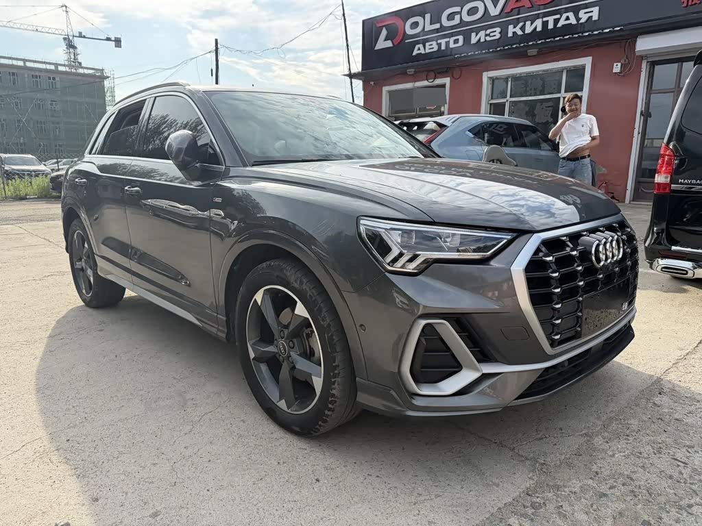 Audi Q3 1.4 л 2023 г. Серебристо-серый, пробег 34000 км