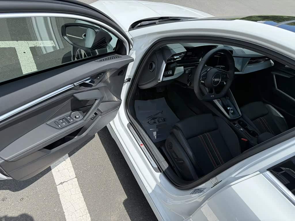 Audi A3 1.4 л 2023 г. Белый, пробег 33000 км
