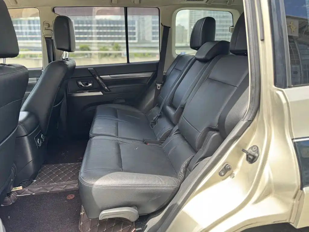 Mitsubishi Pajero (Import) — миниатюра 9