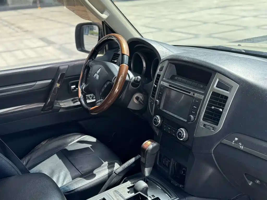 Mitsubishi Pajero (Import) — миниатюра 11