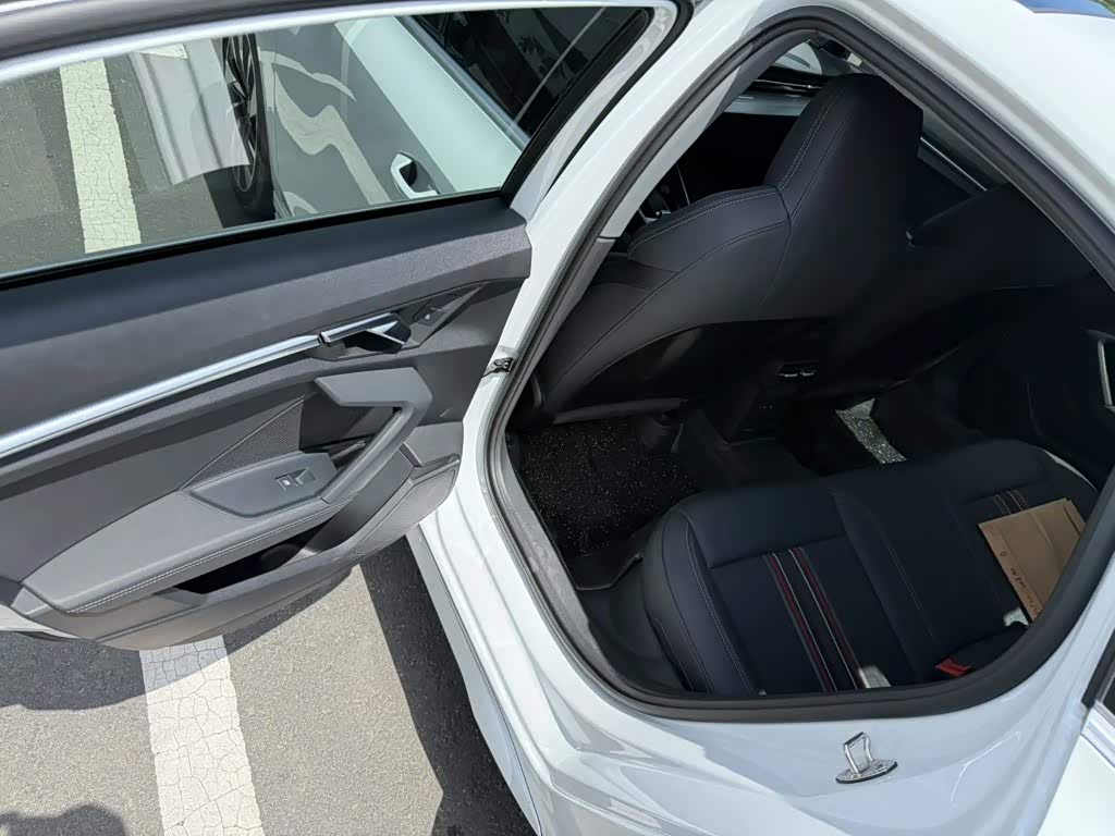 Audi A3 1.4 л 2023 г. Белый, пробег 33000 км