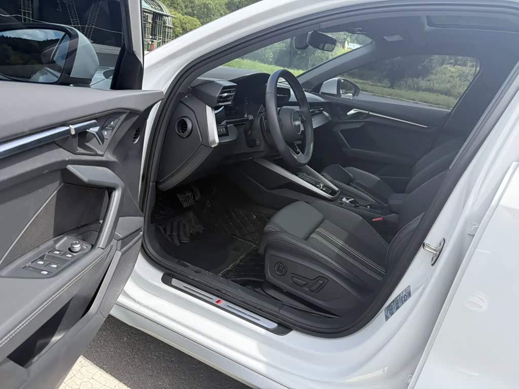 Audi A3 1.4 л 2023 г. Белый, пробег 14000 км
