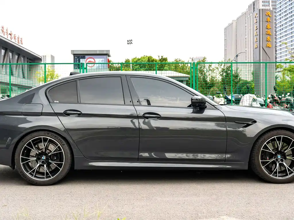 BMW M5 — миниатюра 7