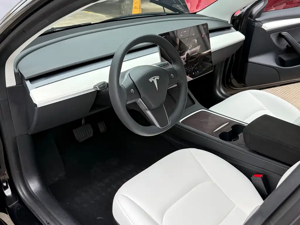 Tesla Model 3 — миниатюра 5