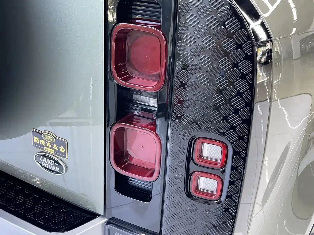 Land Rover Defender — миниатюра 24