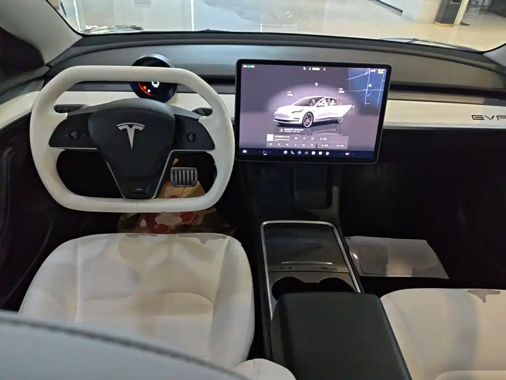 Tesla Model 3 — миниатюра 10