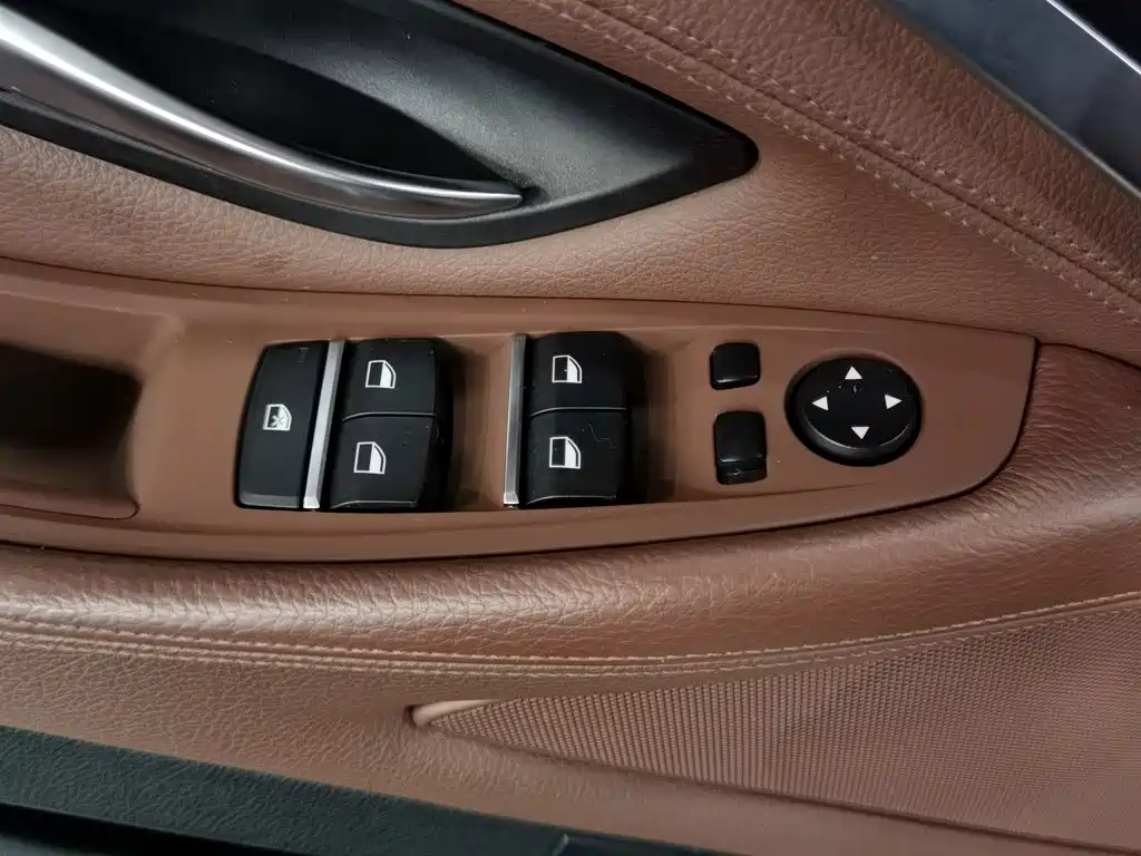 BMW 5 Series — миниатюра 9