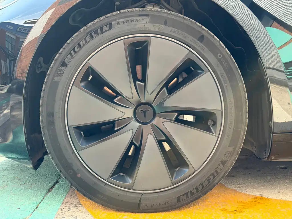 Tesla Model 3 — миниатюра 16