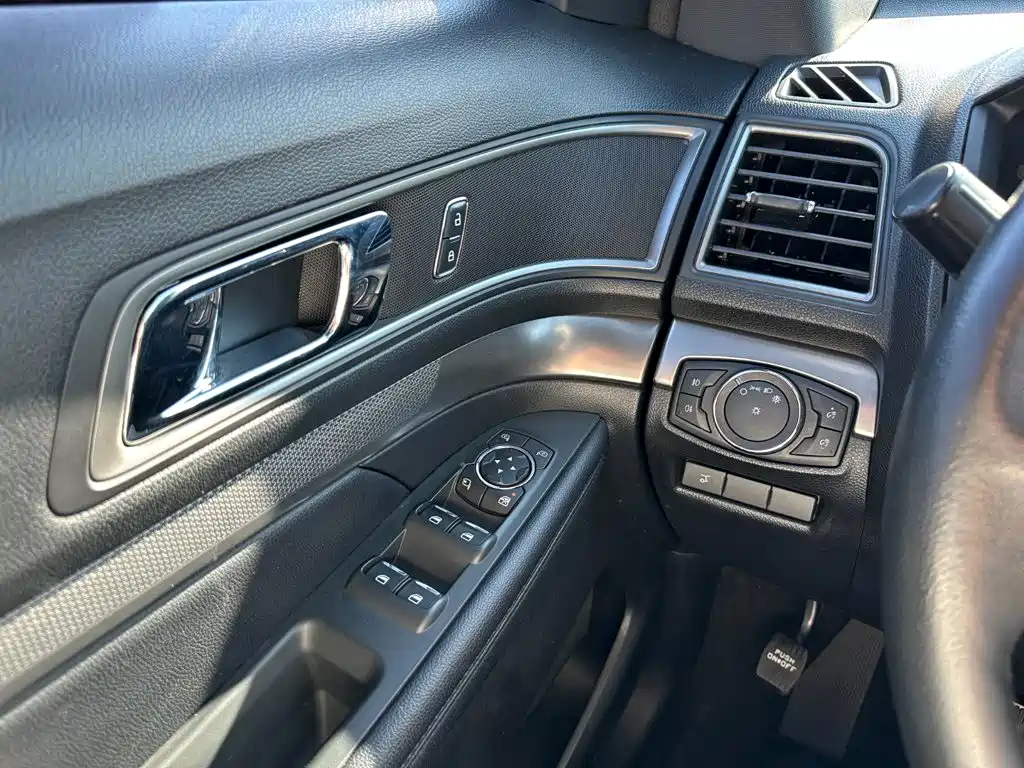 Ford Explorer (Import) — миниатюра 24