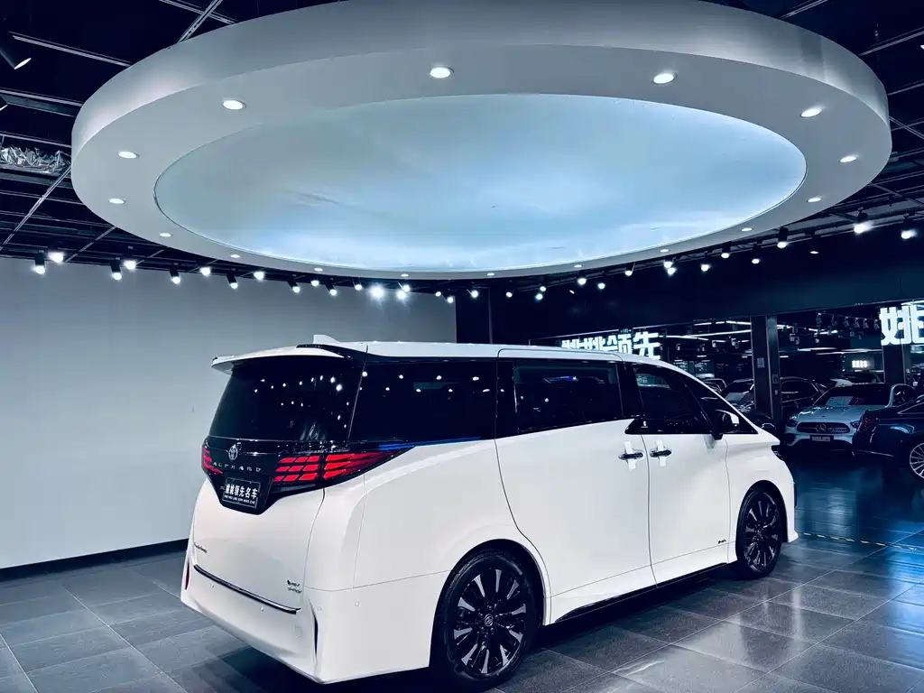 Toyota Alphard — миниатюра 3