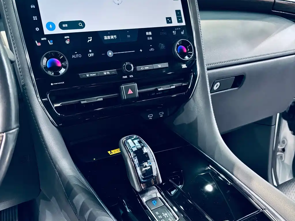Toyota Alphard — миниатюра 8