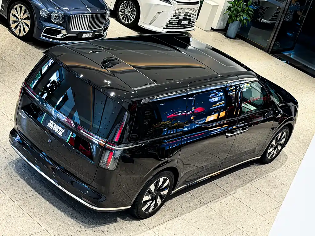 Volvo EM90 2025 Ultra мест