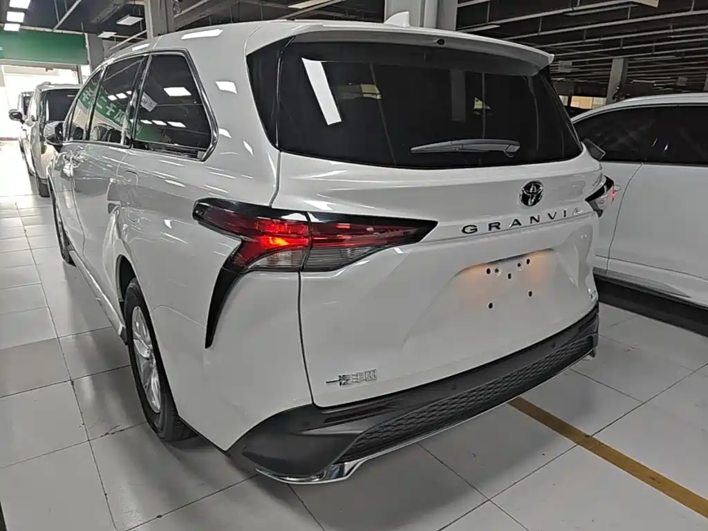 Toyota Granvia — миниатюра 5