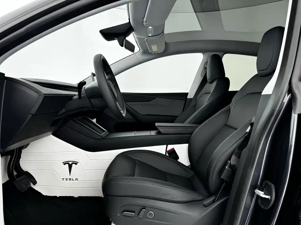 Tesla Model Y — миниатюра 9