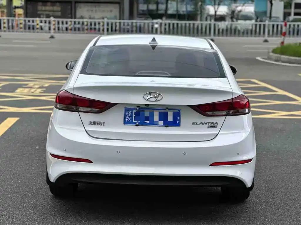 Hyundai Elantra — миниатюра 8