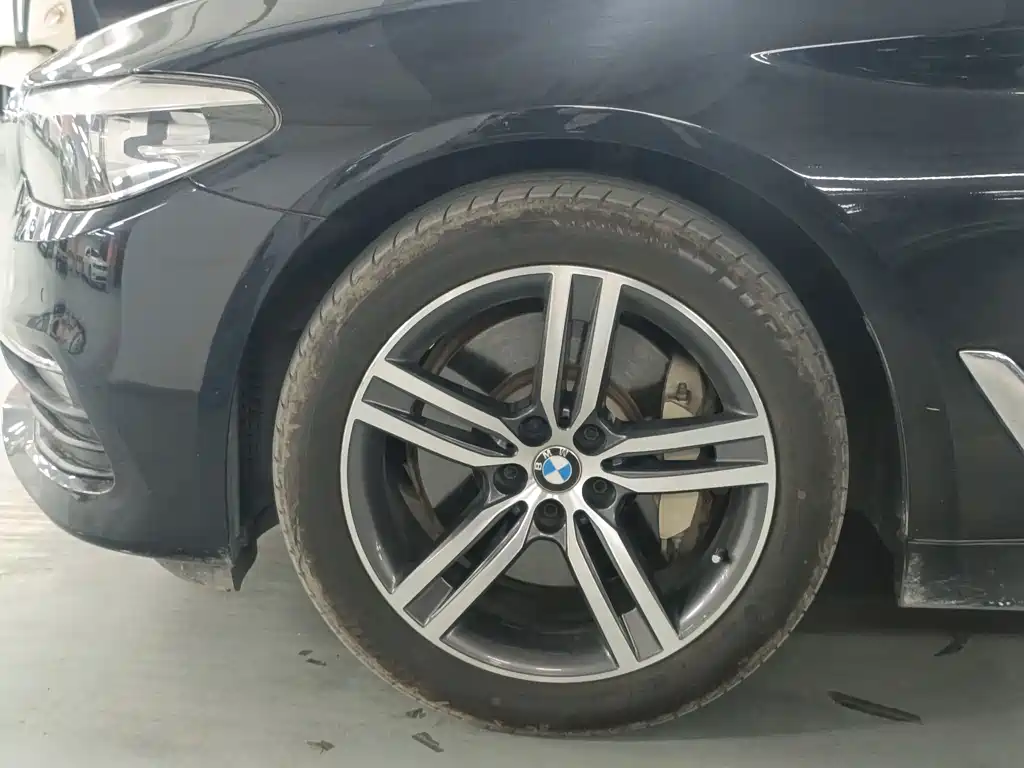 BMW 5 Series — миниатюра 13
