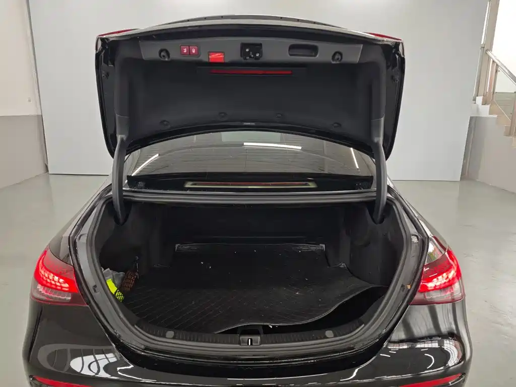 Mercedes-Benz E-Class — миниатюра 10