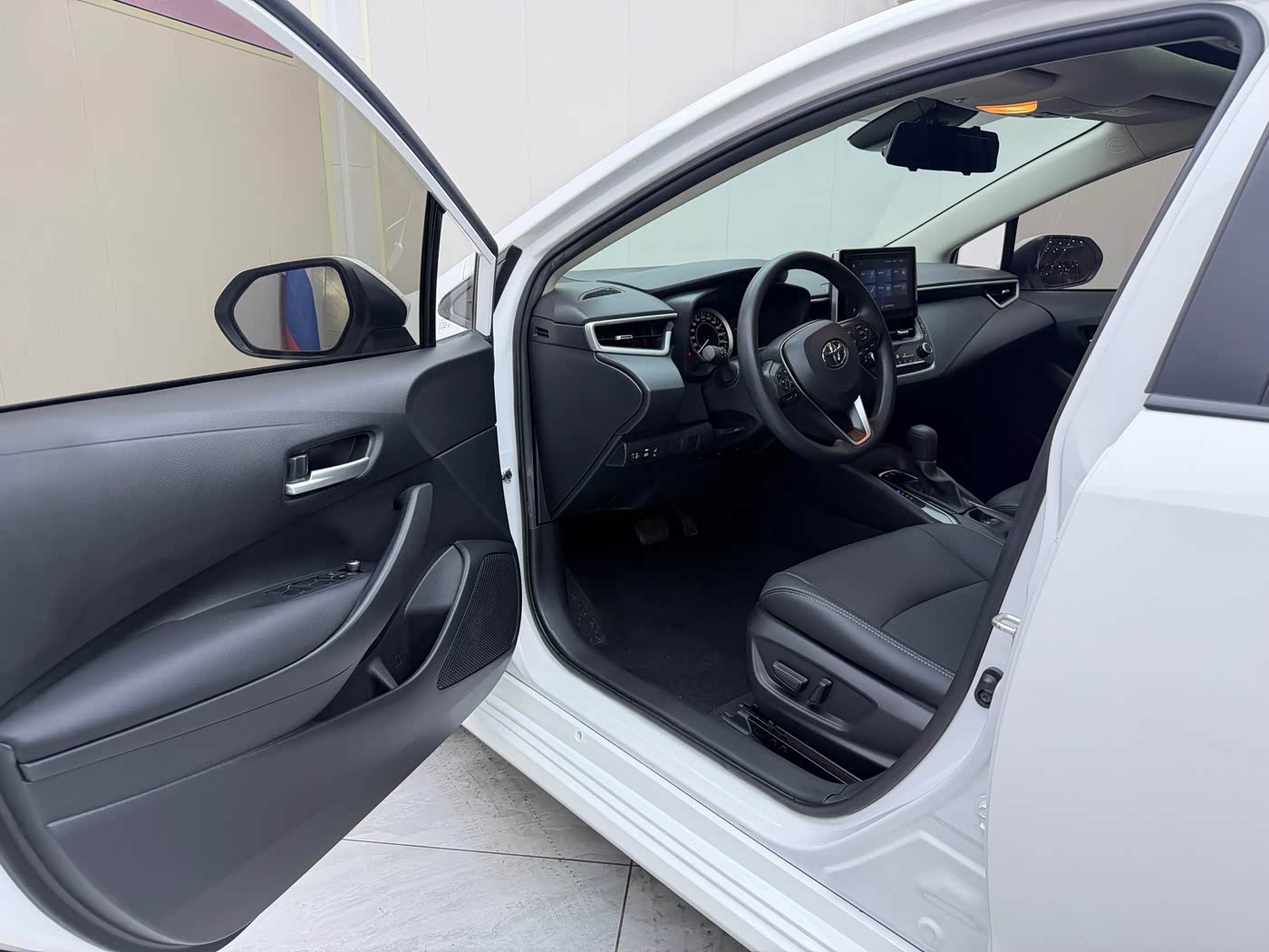 Toyota Corolla 1.2 л 2022 г. Белый, пробег 32599 км