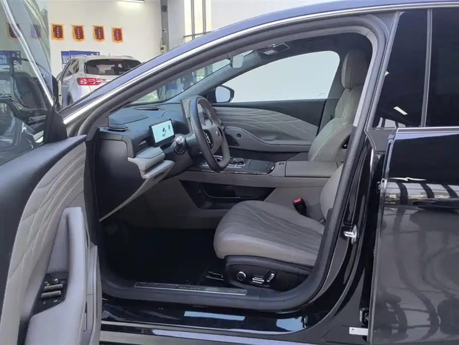 Geely Galaxy Galaxy 8 8 2025 130km EM-P