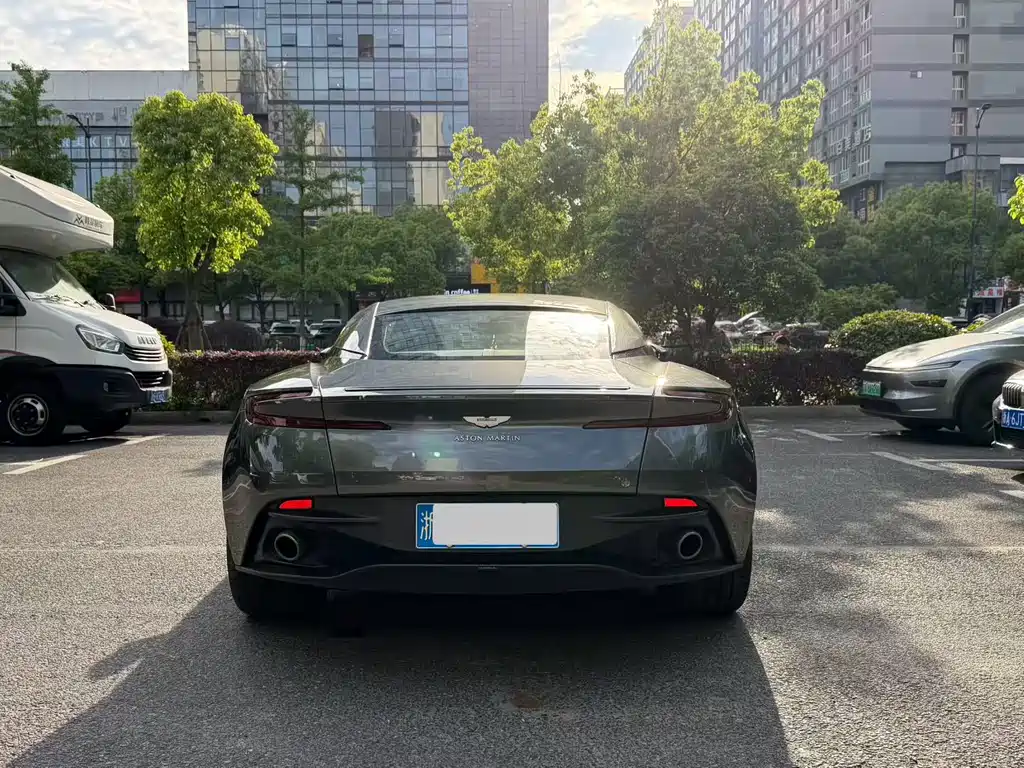 Aston Martin DB11 — миниатюра 2