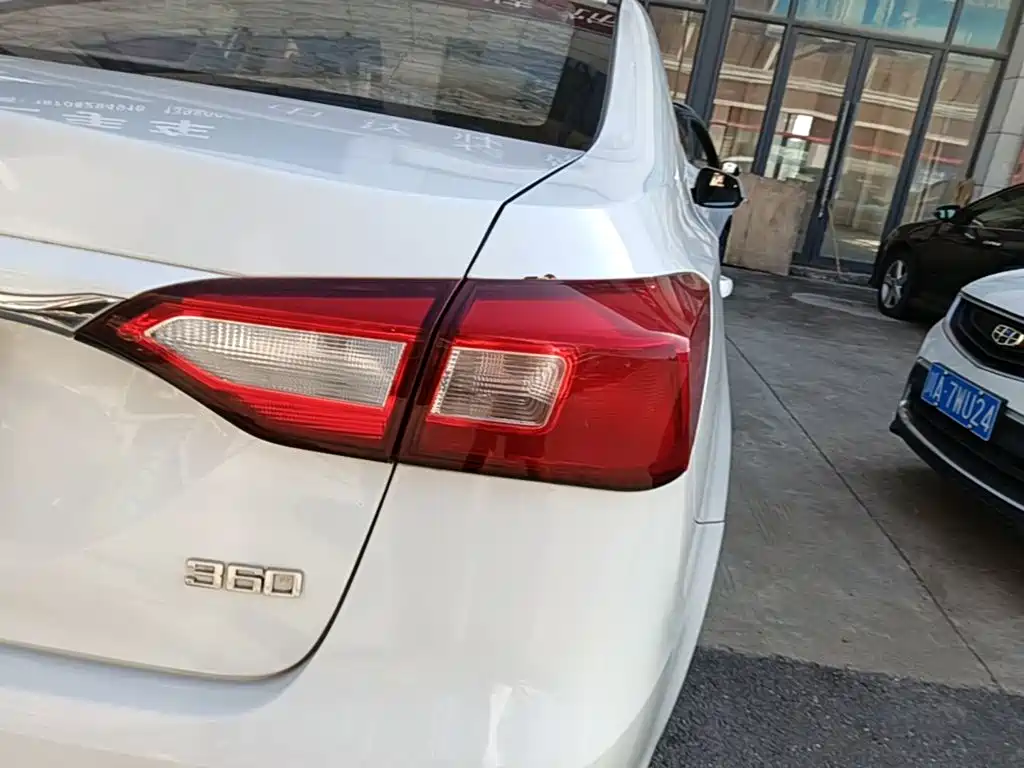 Roewe 360 — миниатюра 8