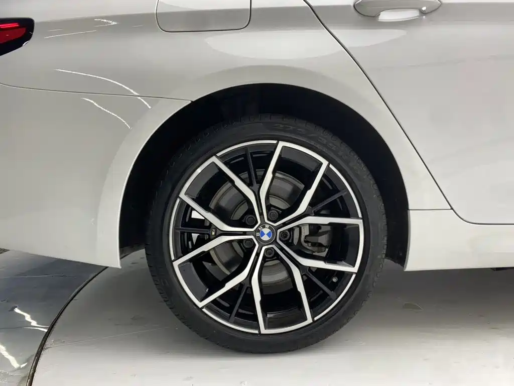 BMW 5 Series — миниатюра 11