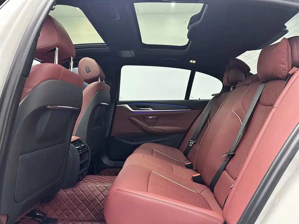 BMW 5 Series — миниатюра 10