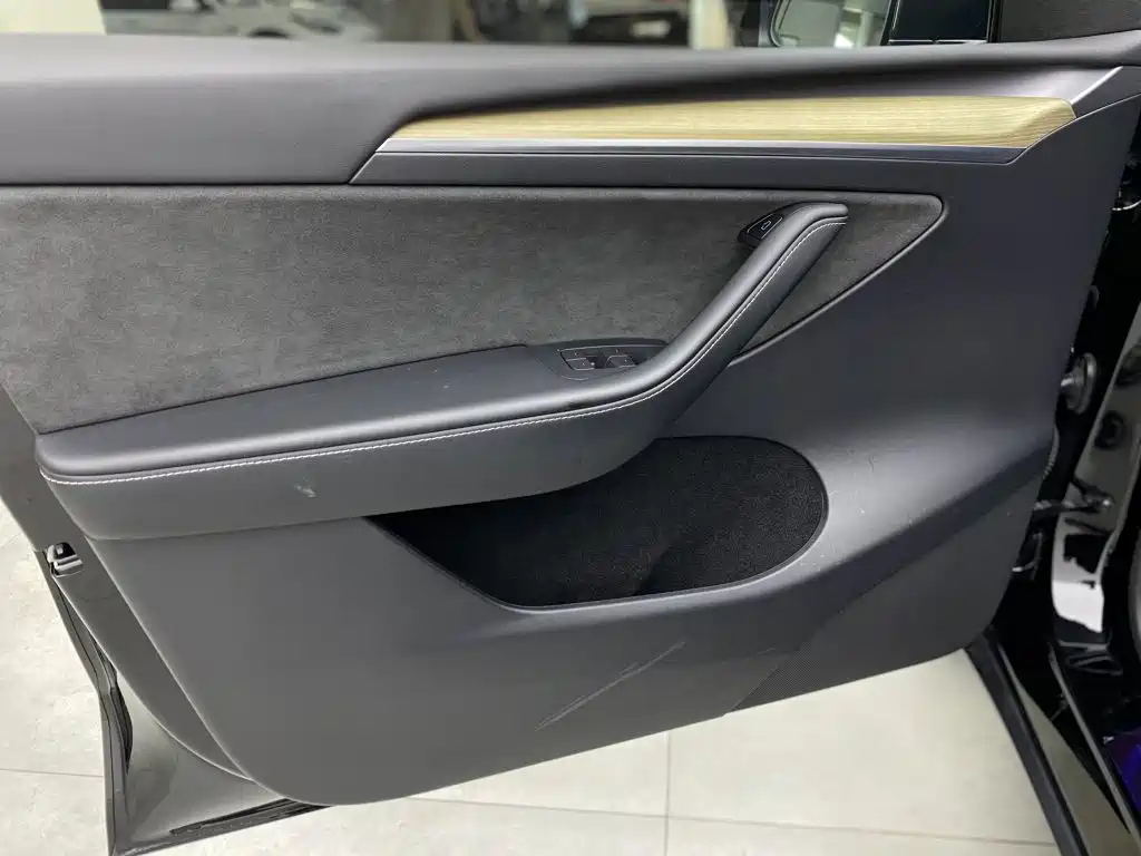 Tesla Model Y — миниатюра 14