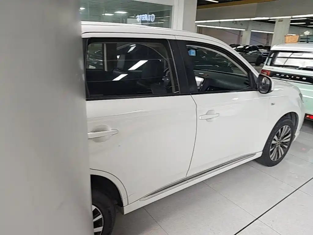 Mitsubishi Outlander — миниатюра 7